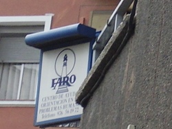 Cartel de Faro en la fachada
